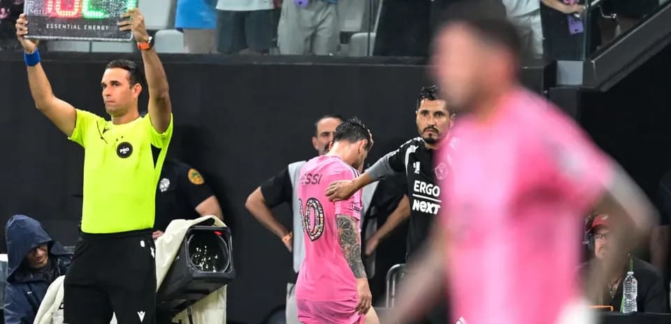 Substitution during match, Messi leaving field Substitution during match, Messi leaving field
