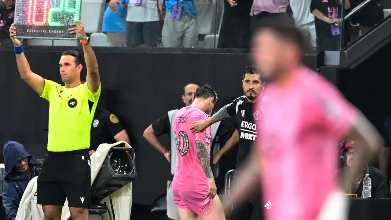 Substitution during match, Messi leaving field Substitution during match, Messi leaving field