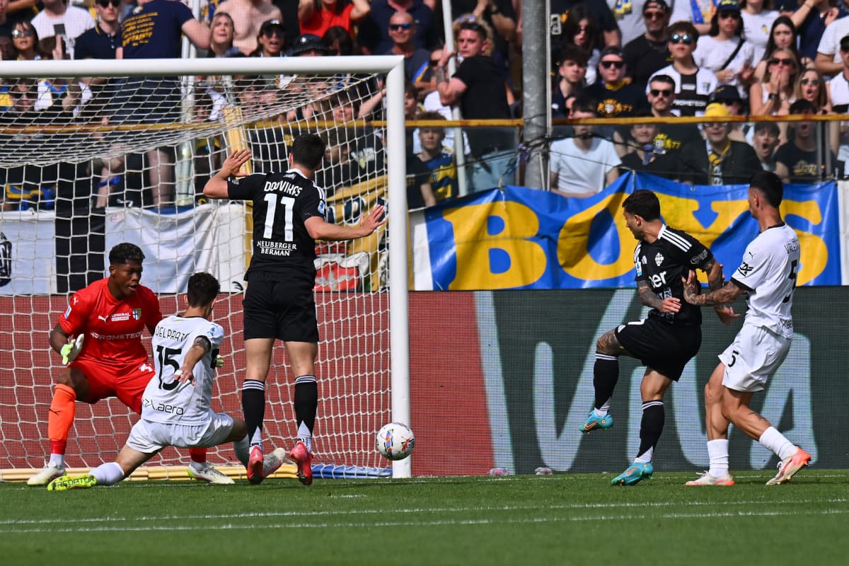 Goalkeeper saving a shot during Como vs Parma match Goalkeeper saving a shot during Como vs Parma match