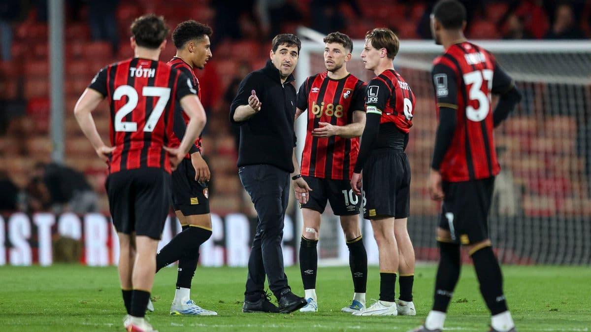 Manager discussing strategy with Bournemouth players Manager discussing strategy with Bournemouth players