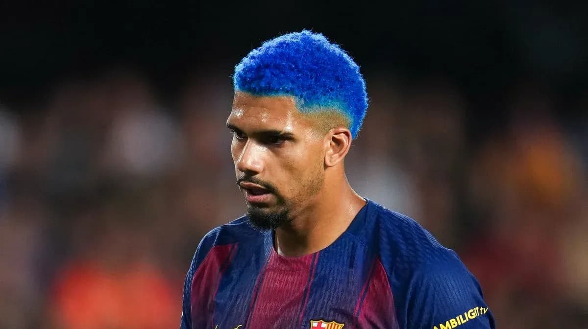 Player with blue hair wearing Barcelona jersey Player with blue hair wearing Barcelona jersey