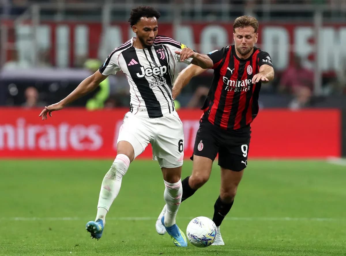 Juventus player challenges AC Milan opponent Juventus player challenges AC Milan opponent