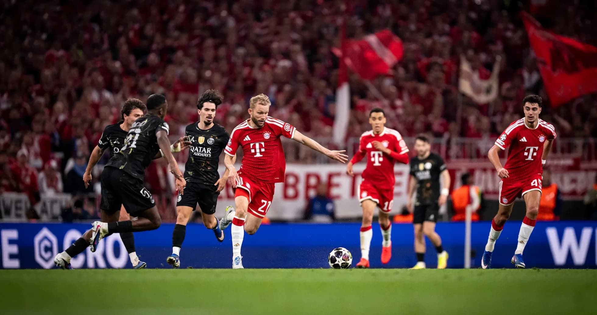 Bayern München players in action against PSG Bayern München players in action against PSG