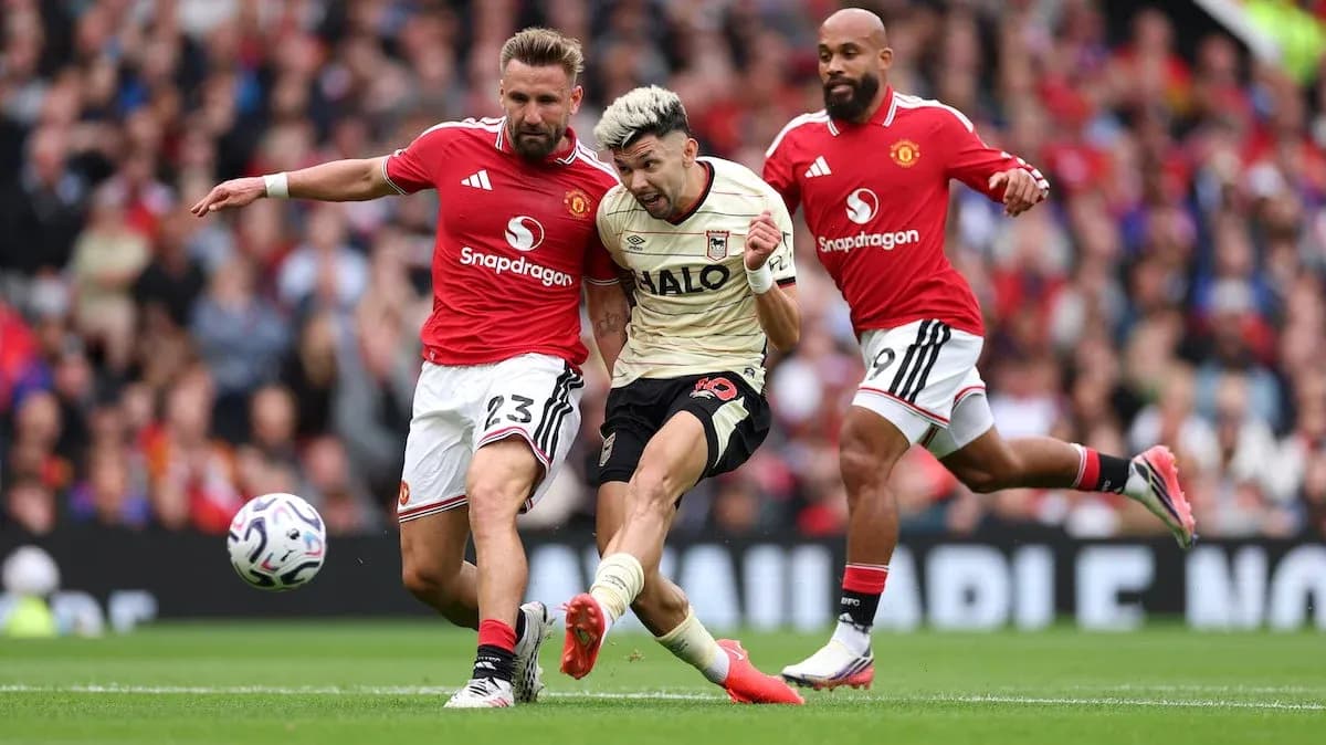 Manchester United players challenging Ipswich player Manchester United players challenging Ipswich player