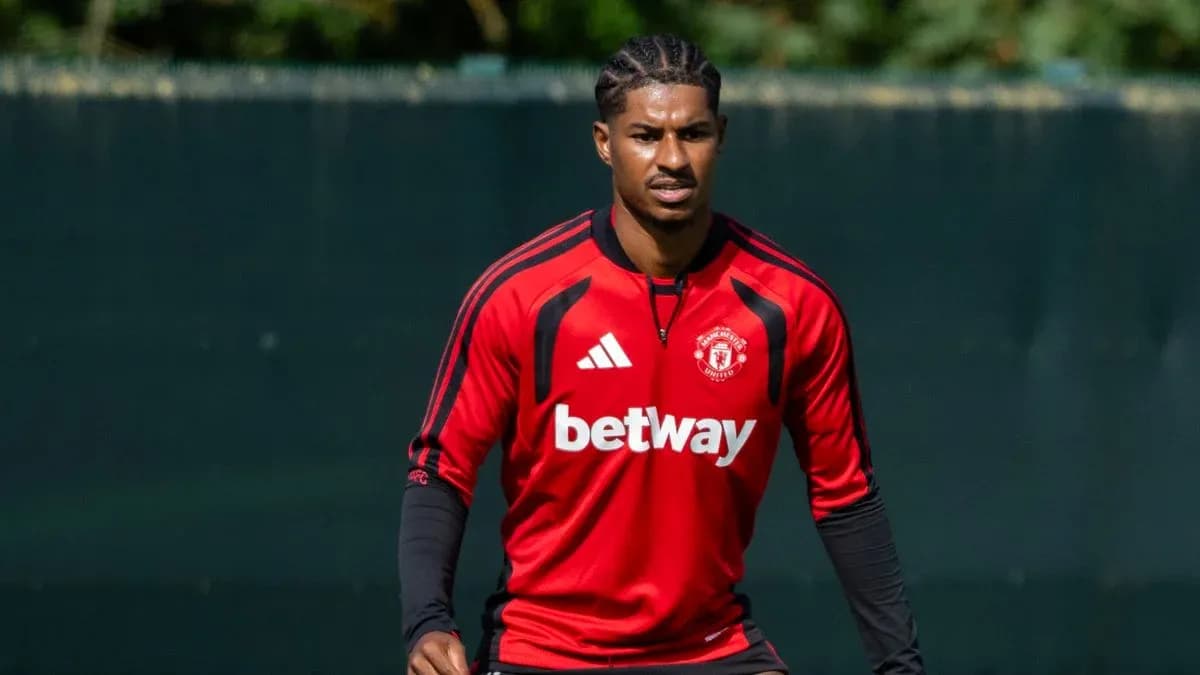 Player training in Manchester United kit on pitch Player training in Manchester United kit on pitch