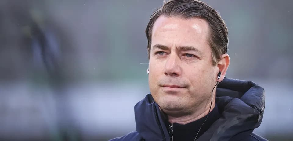Coach wearing earpiece during match preparation Coach wearing earpiece during match preparation