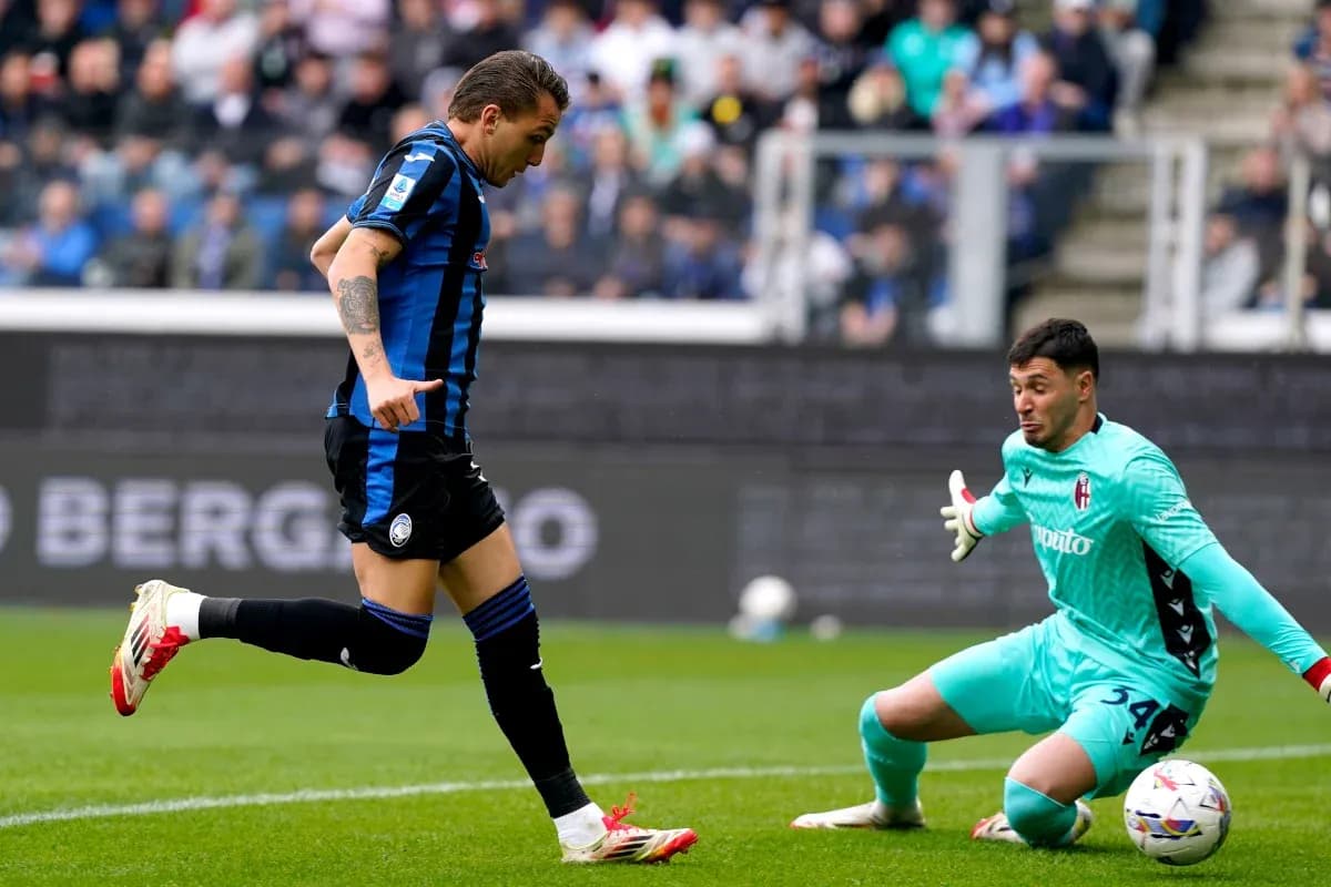 Atalanta player attempting to score against Bologna Atalanta player attempting to score against Bologna