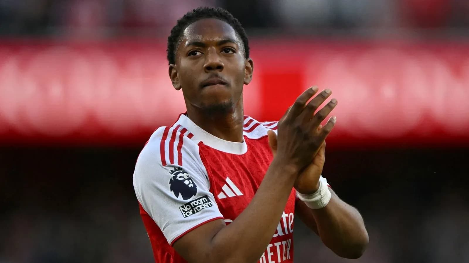 Player clapping in Arsenal jersey at stadium Player clapping in Arsenal jersey at stadium