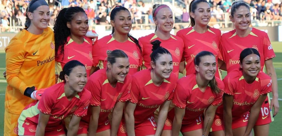 Portland Thorns W team posing for photo Portland Thorns W team posing for photo