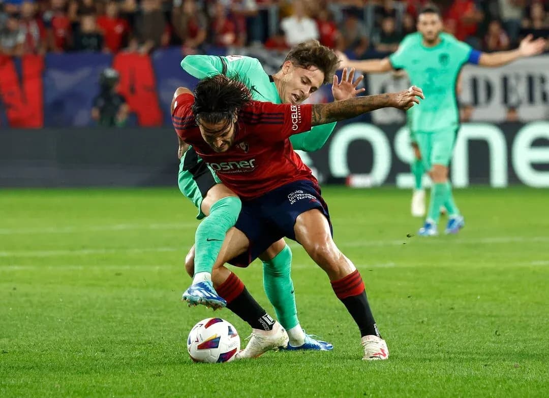 Players contesting for the ball in La Liga match Players contesting for the ball in La Liga match