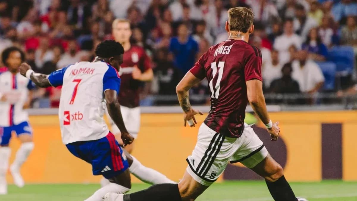 Lyon player in action against Sparta Praha Lyon player in action against Sparta Praha
