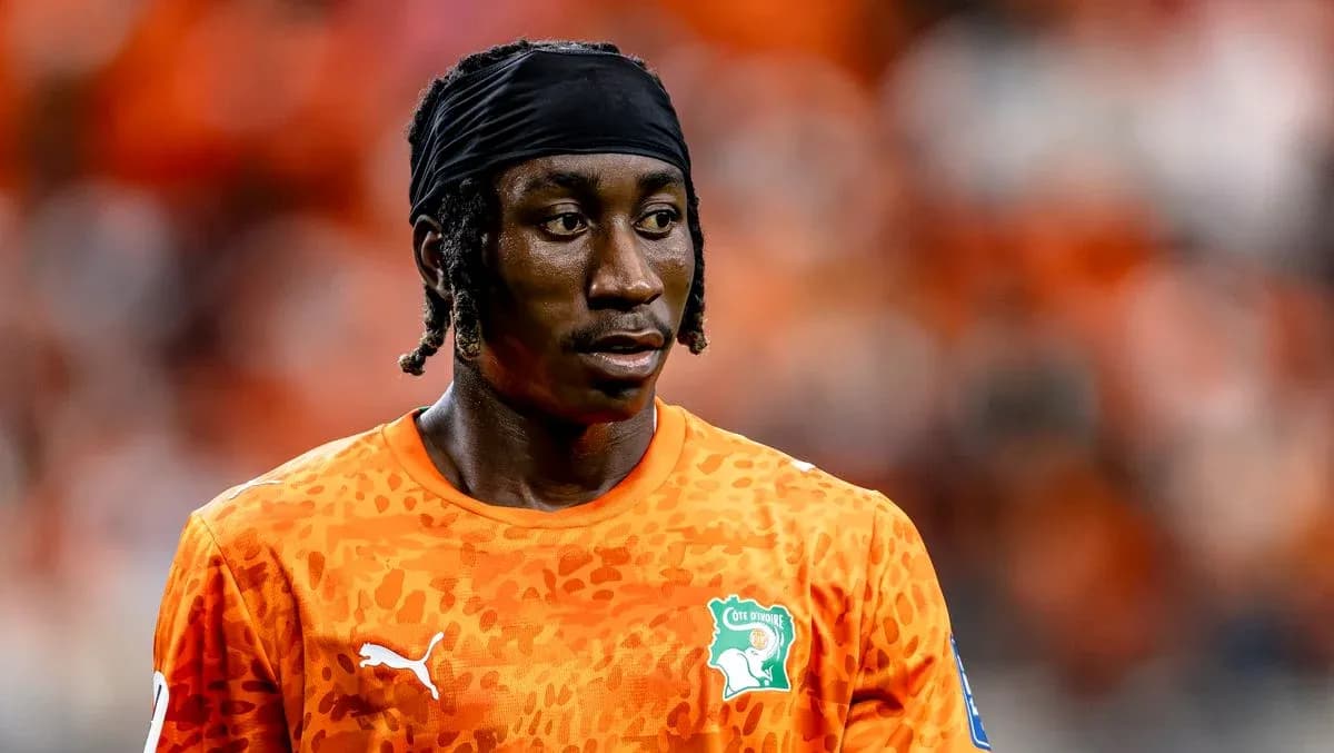 Player in orange jersey during match preparation Player in orange jersey during match preparation