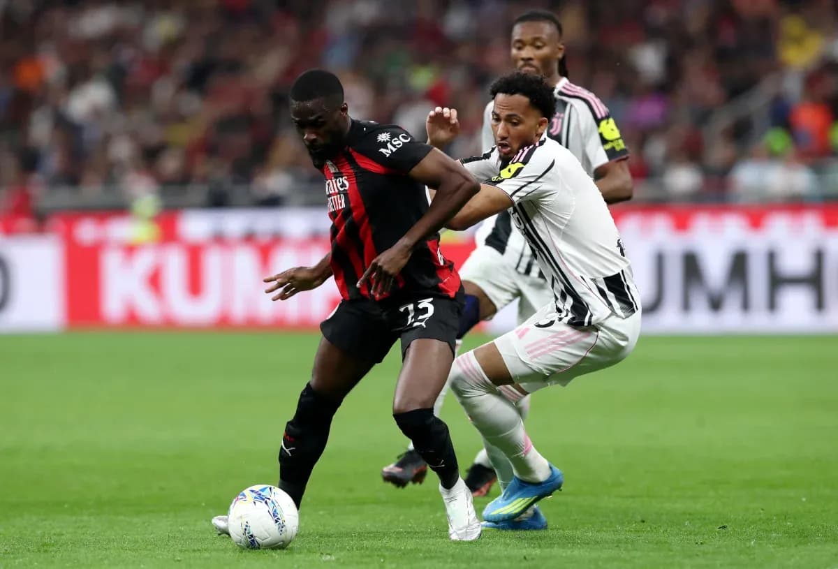 Players from Juventus and AC Milan battling for the ball Players from Juventus and AC Milan battling for the ball